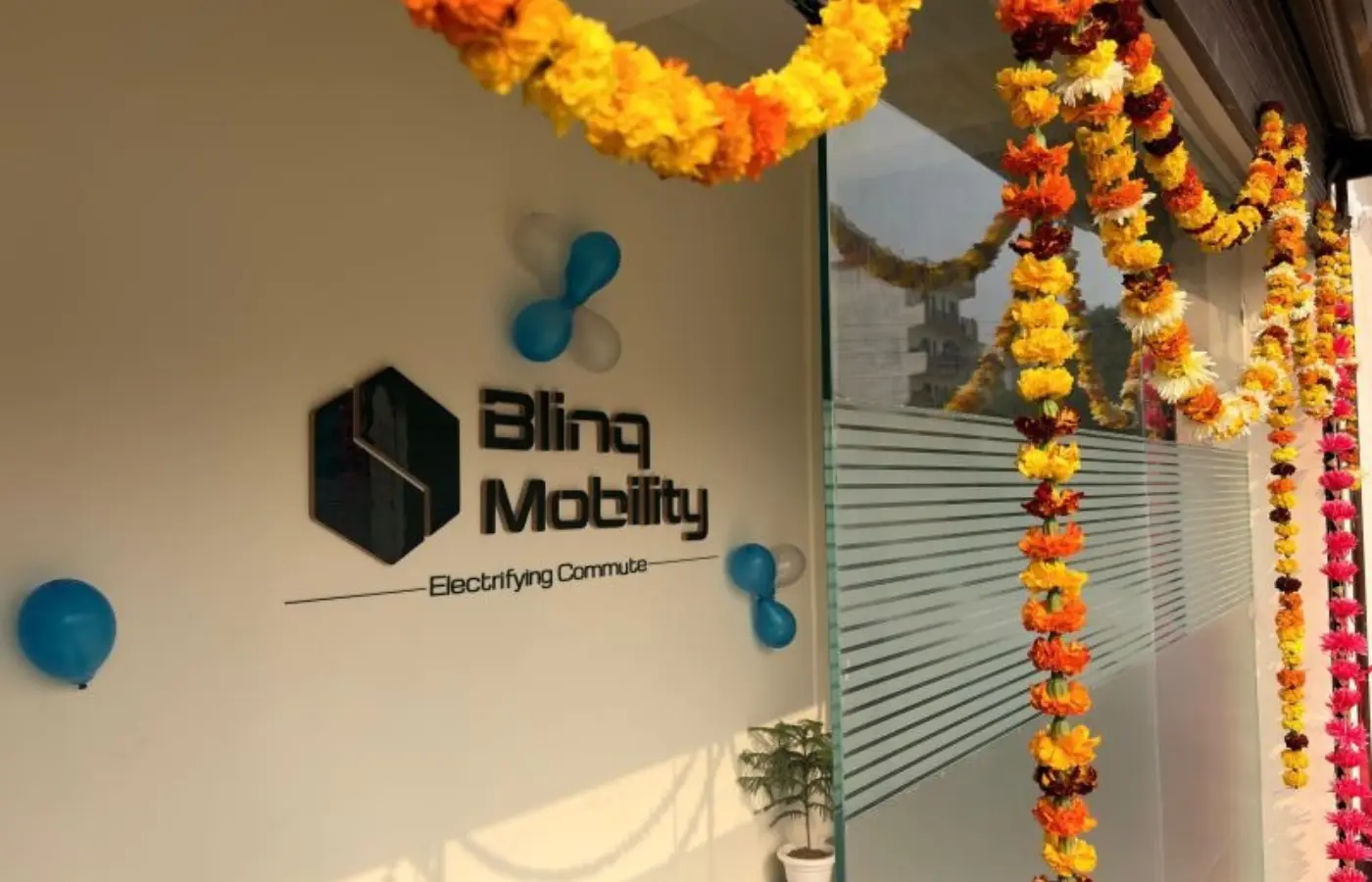 Electric vehicle startup Blinq Mobility secures 4.3 crore to introduce battery swapping for four-wheelers in India. Featured Image